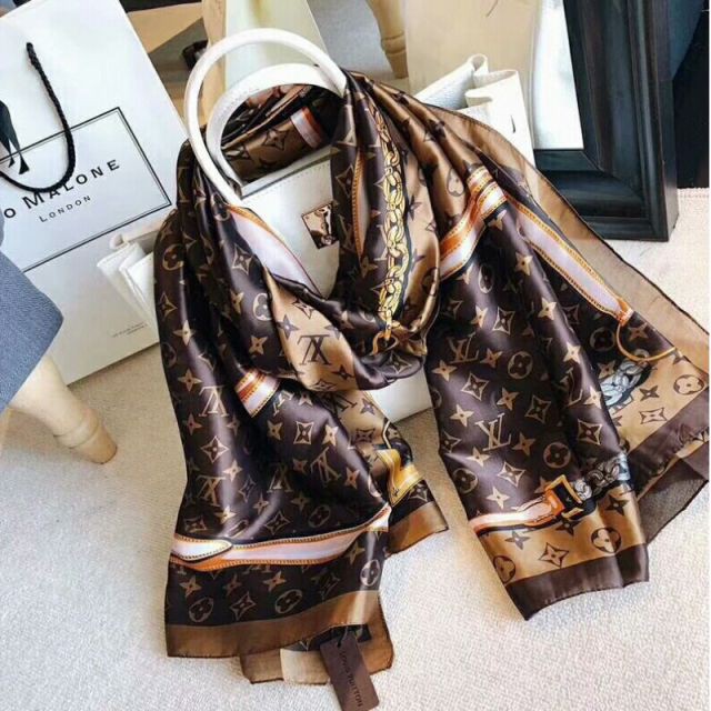 louis vuitton scarf outfit