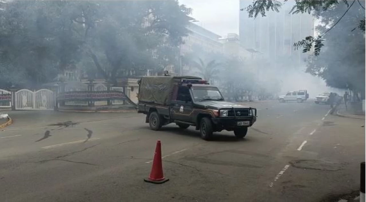 Police Lob Teargas As Azimio MPs Try To Access President Ruto’s Office