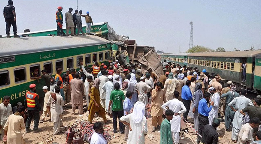 30 dead as Pakistan passenger train derails