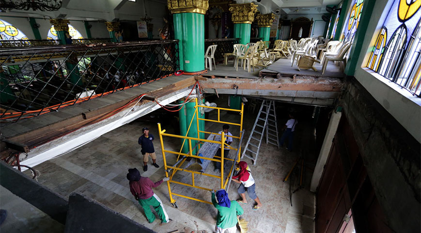 54 Injured As Philippines Church Balcony Collapses