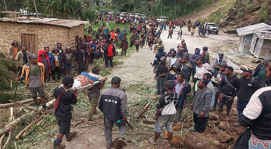 over 2000 people buried alive by a land slide in Paua New Guinea